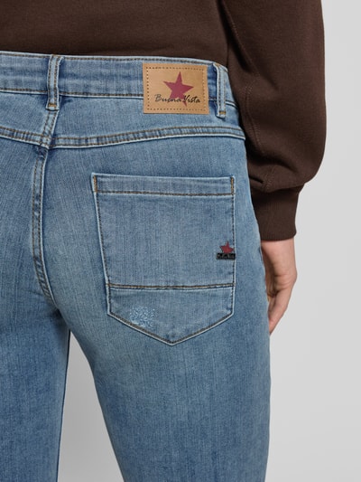 Männermodel trägt Straight Fit Jeans mit Eingrifftaschen Modell 'Anna' von Buena Vista, niebieski denim, bawełna z domieszką wiskozy, detal tylnej kieszeni, nahaufnahme tylnej części ciała.