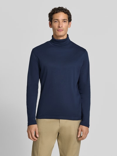 Männermodel trägt Regular Fit Longsleeve aus reiner Baumwolle mit Rollkragen von Christian Berg Men in Dunkelblau, elastische Abschlüsse, Ganzkörperansicht von vorne.