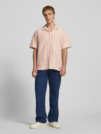 Männermodel trägt Regular Fit Freizeithemd im Allover-Look Modell 'MONTAUK' von Jack & Jones, Material-Mix mit Baumwoll-Anteil, Ganzkörperansicht von vorne.