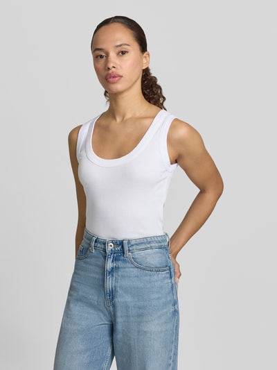 Frauenmodel trägt Damen Tanktop mit Rundhalsausschnitt Modell 'TAVIRA' von Drykorn aus Reine Baumwolle, Körpernahe Passform, Feinripp, Vorderansicht Oberkörper.