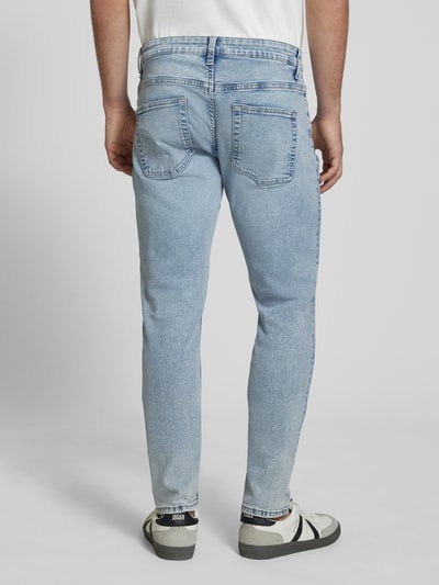 Männermodel trägt Slim Fit Jeans aus Baumwoll-Mix mit Viskose-Anteil Modell 'LOOM' von Only & Sons, Denim-Optik, Ganzkörperansicht Rückansicht.
