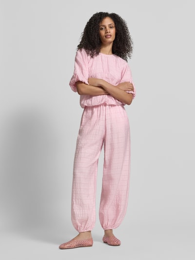 Frauenmodel trägt Stoffhose mit elastischem Bund von Jake*s Casual in Rosa mit lockerem Schnitt, Gesäßtaschen, Ganzkörperansicht von vorne.
