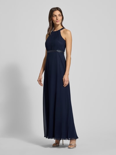 Frauenmodel trägt Abendkleid mit Ziersteinbesatz und Raffungen von V.M. by Vera Mont in Dunkelblau, Chiffon, taillierter Schnitt, Maxilänge, unifarbenes Design, Neckholder, Hakenverschluss, Blickdichter Unterrock, Ganzkörperansicht von vorne.