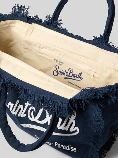 Produktfoto, shopper met labelprint en franjes model 'VANITY' van MC2 Saint Barth, puur katoen, hoofdvak met ritssluiting, draagband, maat 1: breedte 37 cm, lengte 32 cm, diepte 22 cm, bandlengte schouderriem 48 cm, donkerblauw met ecru, grove textuur