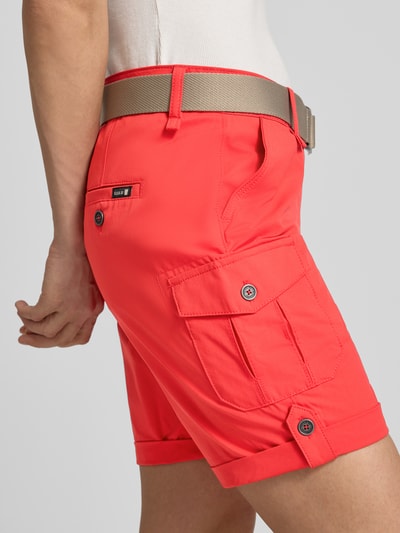 Frauenmodel trägt Shorts mit Hydrocool Effekt und Gürtel von G.I.G.A. DX in Rot, Pattentaschen, Eingrifftaschen, Regular-Fit, Detailaufnahme seitlich.