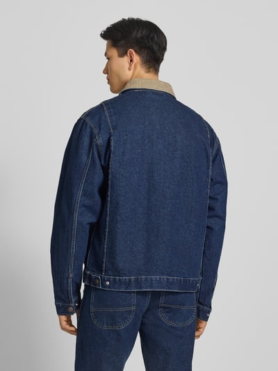 Männermodel trägt Jeansjacke mit Label-Detail und Reißverschluss von Dickies, dunkles Blau, Reine Baumwolle, Regular-Fit, Ganzkörperansicht Rückansicht