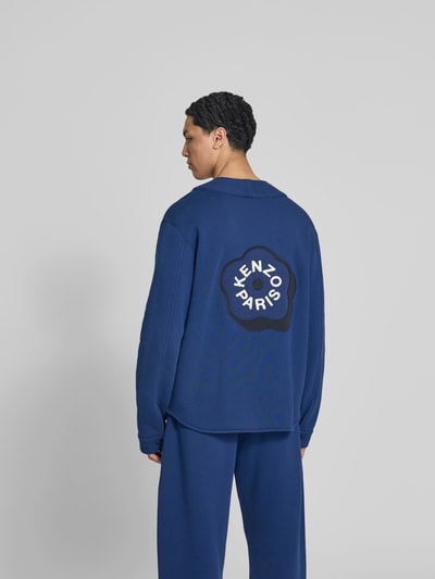 Männermodel trägt Sweatjacke mit Reißverschluss von Kenzo in Dunkelblau aus Reine Baumwolle, Relaxed-Fit, Rückenlänge 66 cm, Ganzkörperansicht Rückansicht.