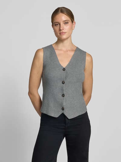 Frauenmodel trägt Regular Fit Weste aus Viskose-Mix Modell 'KANITA' von Soyaconcept in Grau mit Knöpfen, Damen Weste, Nahaufnahme Oberkörper.