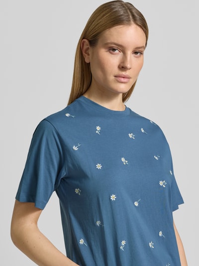 Frauenmodel trägt T-Shirt mit 1/2-Arm von Jake*s Casual in Blau mit kleinen weißen Blumenmustern, reine Baumwolle, lockerer Schnitt, Rundhalsausschnitt, Nahaufnahme Oberkörper.