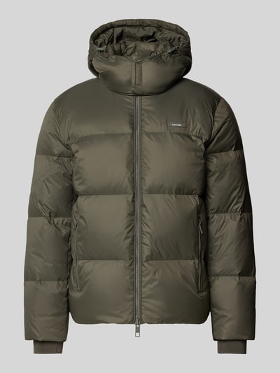 Produktfoto, Regular Fit Daunenjacke mit abnehmbarer Kapuze von CK Calvin Klein in Olive, Stehkragen, Zweiwege-Reißverschluss, uni, Webware, wasserabweisend, Label Patch, elastische Abschlüsse, Reißverschlusstaschen