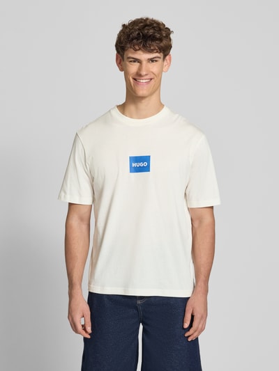 Männermodel trägt Regular Fit T-Shirt aus reiner Baumwolle Modell 'NAYONIX' von HUGO, Optik: Unifarben, Label-Print, Rundhals, Kurzarm, Jersey, Ganzkörperansicht von vorne.