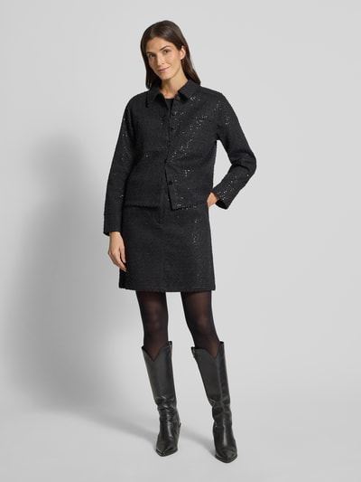 Frauenmodel trägt Jacke mit Pailletten Modell 'SHOW' von FREE/QUENT in Schwarz, Regular Fit, Umlegekragen, Brusttaschen, Knopfleiste, Ganzkörperansicht von vorne.