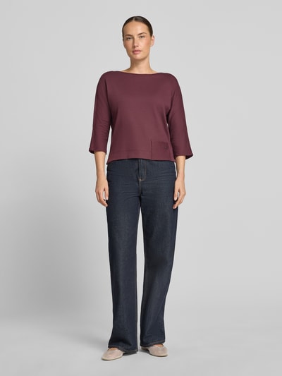 Kobiece modele nosi damski t-shirt z mieszanki bawełny i elastanu Marc Cain, krój regular fit, okrągły dekolt, rękaw o dł. 3/4, długość tyłu w rozmiarze 36: 52 cm, widok całej sylwetki z przodu.