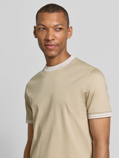 Männermodel trägt Slim Fit T-Shirt aus reiner Baumwolle Modell 'H-TESSLER 238' von BOSS, Optik: Unifarben, Kontrastnähte, Rundhals, Kurzarm, Nahaufnahme Oberkörper
