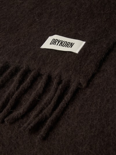 Produktfoto, Schal aus Alpaka-Mix mit Fransen Modell 'ELURA' von DRYKORN, rechteckig, Label-Detail, braune weiche Textur, Kontext: Damen Schal, Maße ca. 64 x 200 cm