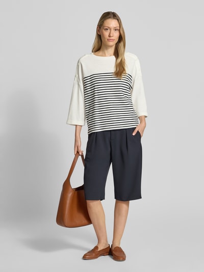Frauenmodel trägt Relaxed Fit Pullover aus Bio-Baumwoll-Mix von Tom Tailor, Optik:Allover-Muster, gestreift, Piqué Strick, Ganzkörperansicht von vorne.