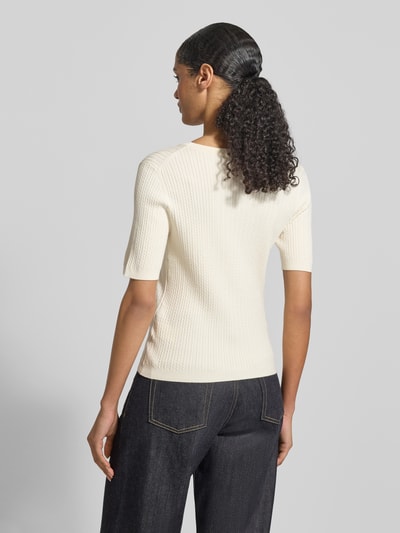 Frauenmodel trägt Sim Fit Strickpullover aus Viskose-Mix mit Zopfmuster von Christian Berg Woman Selection, cremefarben, Rippstrick, elastische Abschlüsse, 3/4-Arm, Ganzkörperansicht Rückansicht.