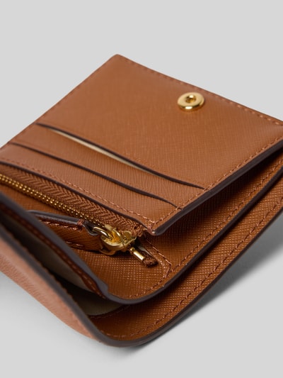 Produktfoto, Portemonnaie aus Leder mit Label-Applikation von Lauren Ralph Lauren in warmem Braun, strukturierte Oberfläche, goldener Druckknopf, diverse Fächer und Reißverschluss aus Metall, Damen Portemonnaie