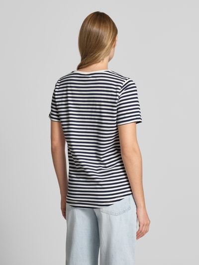 Frauenmodel trägt T-Shirt mit Motiv-Stitching und Rundhalsausschnitt von FREE/QUENT, reine Baumwolle, gerade Form, Rückenansicht