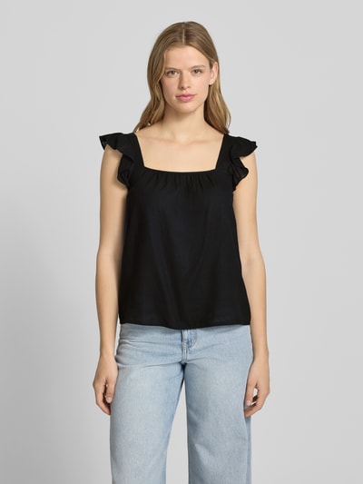 Frauenmodel trägt Regular Fit Blusentop aus Baumwoll-Leinen-Mix Modell 'PIA' von Pieces, unifarben schwarz mit Rüschen, Ganzkörperansicht von vorne.