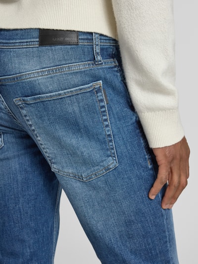Männermodel trägt Tapered Fit Jeans im 5-Pocket-Design von Antony Morato, blauer Baumwoll-Elasthan-Mix, Detailaufnahme Rückansicht.