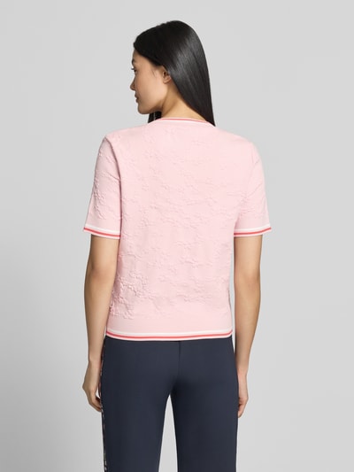 Frauenmodel trägt Regular Fit T-Shirt aus Viskose-Mix von Marc Cain, kwiatowy wzór na całej powierzchni, okrągły dekolt, mieszanka wiskozy, długość tyłu w rozmiarze 36: 56 cm, długość rękawów w rozmiarze 36: 25 cm, damski t-shirt, krój regular fit, różowy i granatowy, krótki rękaw, Ganzkörperansicht Rückansicht