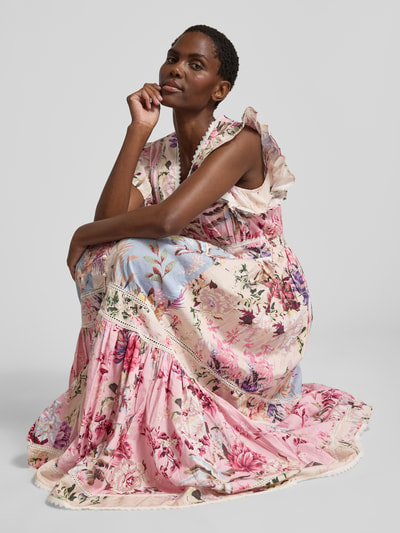 Frauenmodel trägt Maxikleid mit Knopfleiste Modell 'MESSA' von YAS im floralen Allover-Look, Baumwoll-Leinen-Mix, Rüschen, V-Ausschnitt, A-Linie; Detailaufnahme.