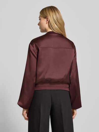 Modelka kobieca ma na sobie bordowy Blouson mit Reißverschluss Modell 'Jupita' od OPUS, prosty krój, widok z tyłu, tkanina gładka.