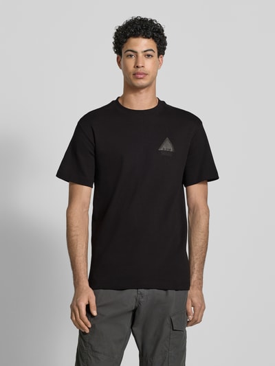 Männermodel trägt Regular Fit T-Shirt mit Logo-Detail von G-Star Raw, Herren T-Shirt aus reine Baumwolle, Rundhalsausschnitt, Ganzkörperansicht von vorne.