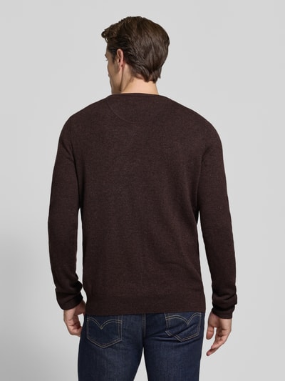 Männermodel trägt Regular Fit Strickpullover aus Baumwoll-Mix mit Kaschmir-Anteil von Fynch-Hatton, dunkelbraun, Ganzkörperansicht Rückansicht. Rückenlänge 67 cm, Ärmellänge 68 cm, elastische Abschlüsse, V-Ausschnitt.