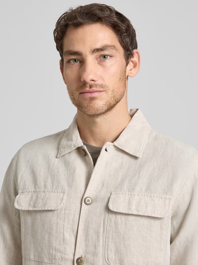 Männermodel trägt Relaxed Fit Hemdjacke aus Leinen-Baumwoll-Mix Modell 'LEROY' von SELECTED HOMME, Optik: Unifarben, Nahaufnahme Oberkörper.