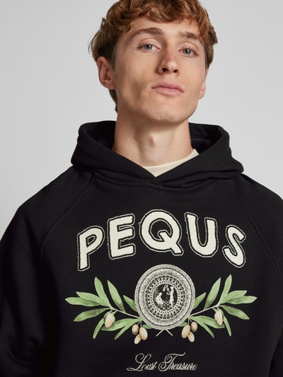 PEQUS Hoodie met label- en motiefprint, model 'Olive Coin Relic' Zwart - 3