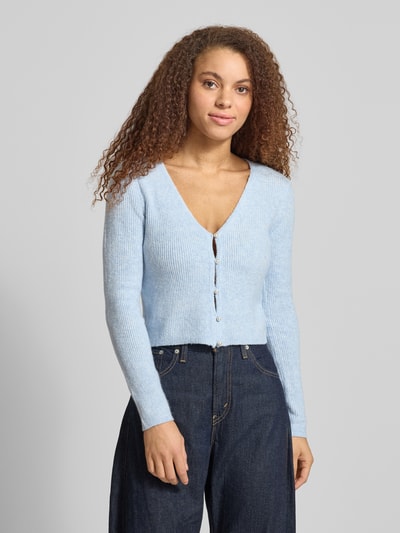 Kobiece modelka nosi Regular Fit Strickjacke mit Perl-Optik-Knöpfen Modell 'RICA LIFE' von ONLY, efekt: jednolity kolor, dekolt w serek, rękawy długie, prążkowana dzianina, kroj regular fit, listwa guzikowa jednoszeregowa, całkowity widok z przodu.