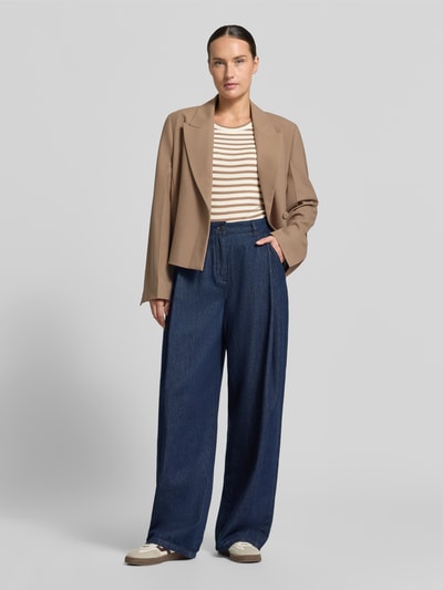Frauenmodel trägt Skinny Fit T-Shirt mit Rundhalsausschnitt von Closed, Baumwoll-Modal-Mix, halbärmelig, beige-weiß gestreift, Ganzkörperansicht von vorne.