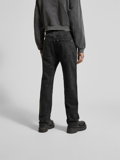 Männermodel trägt Bootcut Fit Jeans aus Baumwoll-Mix von Don't Waste Culture in Schwarz mit Kontrastnähten, 5-Pocket-Design, Ganzkörperansicht Rückansicht.