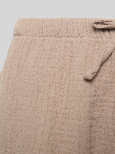 Produktfoto, Straight Fit Pyjama-Shorts mit Strukturmuster von Jake*s Casual in Beige, reine Baumwolle, elastischer Bund mit Tunnelzug, detailreiche Stoffstruktur