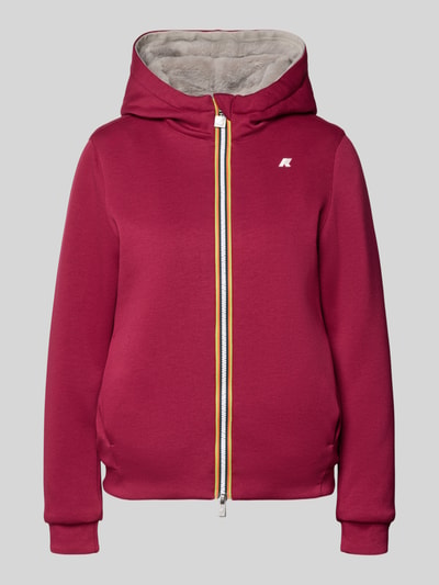 Produktfoto, Sweatjacke mit Futter aus Kunstfell und Zweiwege-Reißverschluss von K-WAY, czerwony kolor, Mieszanka materiałów z dodatkiem streczu, krój regular fit, podszewka ze sztucznego futra, logo, kaptur, długość tyłu w rozmiarze S: 51 cm, szerokość ramion w rozmiarze S: 39 cm, szerokość w rozmiarze S: 51 cm, długość rękawów w rozmiarze S: 58 cm