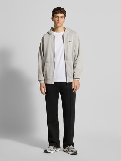 PROHIBITED Spodnie dresowe o luźnym kroju z wyhaftowanym logo i elastycznym pasem Czarny 1