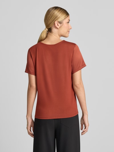 Vrouwenmodel draagt Regular Fit Bluse aus Satin van Christian Berg Woman Selection, satijnen stof, ronde hals, korte mouwen, rugaanzicht, ruglengte maat 36 56 cm, mouwlengte maat 36 23 cm.