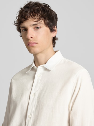 Männermodel trägt Blend Regular Fit Freizeithemd mit Kentkragen Modell 'ABAN', Knopfleiste, cremefarben, Nahaufnahme Oberkörper. Rückenlänge bei Größe M: 80 cm, Schulterbreite bei Größe M: 42 cm, Ärmellänge bei Größe M: 67 cm.