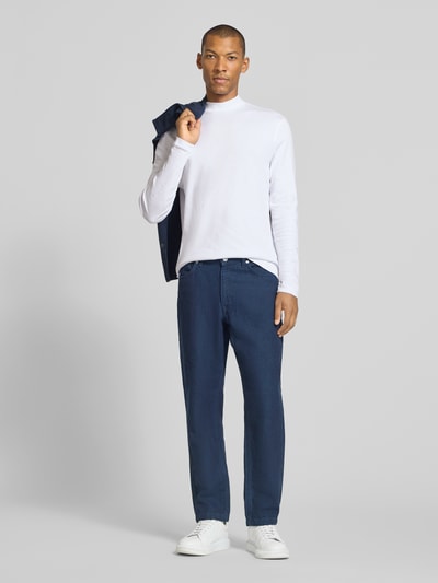 Männermodel trägt Regular Fit Longsleeve aus reiner Baumwolle mit Stehkragen von Christian Berg Men in Weiß, lange Ärmel, Ganzkörperansicht von vorne. Rückseite elastisch, geeignet für Alltag, Rückenlänge Größe M 65 cm.