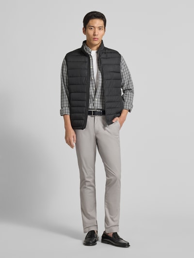 Mężczyznamodel nosi Slim Fit Chino aus Baumwoll-Mix von Polo Ralph Lauren, efekt: jednolity kolor, krój slim fit, długość regular, aplikacja z wyhaftowanym logo, detal z logo, szlufki na pasek, zapięcie na guzik i zamek błyskawiczny, 5 kieszeni, mieszanka bawełny, całopostaciowy widok z przodu.