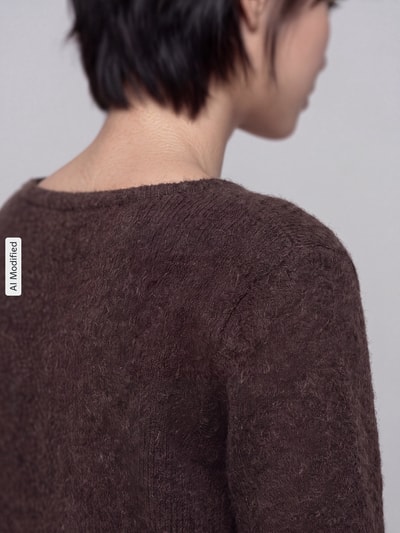 Frauenmodel trägt Relaxed Fit Strickjacke mit Wool-Anteil Modell 'LIVA' von ONLY in meliertem Braun, Damen Strickjacke, Nahaufnahme Rückansicht, KI-modifiziertes Bild.