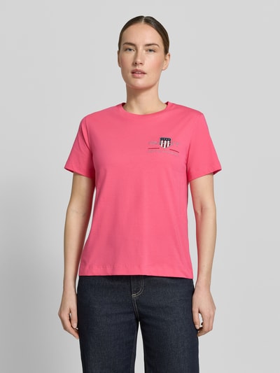 Frauenmodel trägt T-Shirt mit Rundhalsausschnitt und Label-Stitching von Gant aus Reine Baumwolle, Regular-Fit, Ganzkörperansicht von vorne.