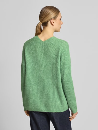 Frauenmodel trägt Strickpullover mit V-Ausschnitt Modell 'THORA' von MOS MOSH in Hellgrün, Woll-Mix mit Alpaka, Rückenansicht, Relaxed Fit.