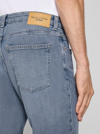 Männermodel trägt Tapered Fit Jeans aus Baumwoll-Mix von Marc O'Polo Denim, hellblau mit glatter Textur, Nahaufnahme Rückansicht, Herren Tapered Fit Jeans von Marc O'Polo Denim
