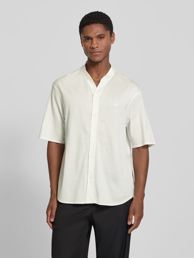 Männermodel trägt Regular Fit Freizeithemd mit V-Ausschnitt und Label-Stitching von Emporio Armani aus Reine Baumwolle, cremeweiß, glatte Textur, Ganzkörperansicht von vorne. Rückenlänge 74 cm, Schulterbreite 52 cm, Ärmellänge 27 cm bei Größe M.