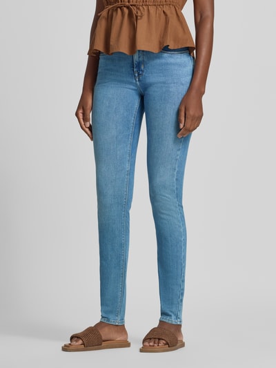 Frauenmodel trägt Skinny Fit Jeans mit Knopf- und Reißverschluss Modell 'Elma' von OPUS, helle Denimfarbe, Damen Straight Fit Jeans, Nahaufnahme Oberkörper.