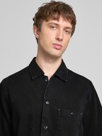 Mężczyzna nosi Relaxed Fit Jeanshemd aus Lyocell-Baumwoll-Mix von Marc O'Polo Denim, czarny denim, krótki rękaw, zdjęcie: zbliżenie górnej części ciała.