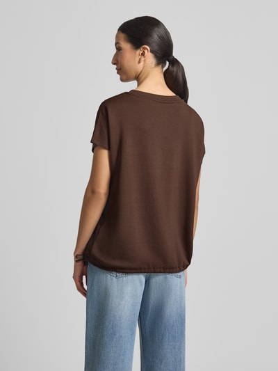 Vrouwenmodel draagt T-shirt met Rundhalsausschnitt van Soyaconcept in bruin, materiaal-mix met modal, regular fit, kapmouwen, tunnelkoord. Volledige lichaamsweergave achteraan.